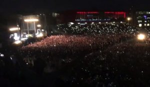50 000 personnes s'unissent et chantent en hommage aux victimes de l'attentat de Manchester