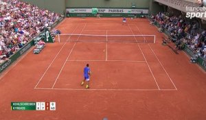 Le coup entre les jambes sans réussite de Nick Kyrgios (3-6, 6-7, 2-2)