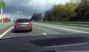 Un véhicule en feu explose soudainement lors du passage d'une voiture