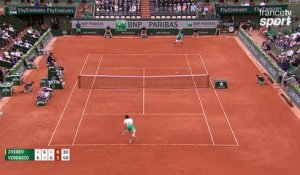 Roland-Garros 2017 : Un break concédé et une raquette cassée. Zverev n’est pas dans son match (4-6, 6-4, 4-6, 0-2)