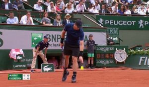 Roland-Garros 2017 : Quand Andy Murray fait visiter le court central à Kuznetsov ! (6-4)