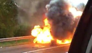 Une voiture en feu explose