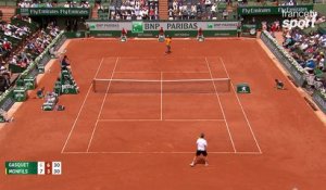 VIDÉO. Roland-Garros 2017 : Magnifique revers de Gasquet pour s'offrir le second set ! (6-7, 7-5)