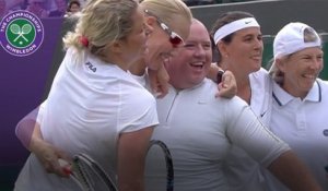 La joueuse de tennis Kim Clijsters invite un spectateur venir jouer en jupe (Wimbledon)