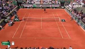 Roland-Garros 2017 : Le coup de canon de Wawrinka pour breaker Cilic ! (2-0)