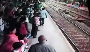 Une femme se fait percuter par un train et s’en sort vivante