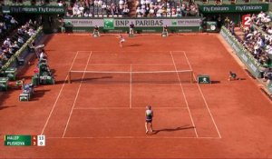 Roland-Garros 2017 : Halep offre une visite guidée du Chatrier à Pliskova (4-3)
