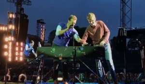Un jeune musicien demande à monter sur scène pendant le concert de Coldplay
