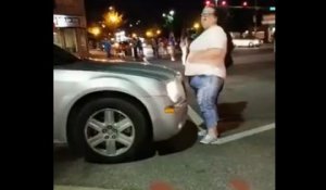 Une manifestante bloque une voiture et finit par le regretter (États-Unis)