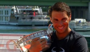 Roland-Garros - Nadal exhibe son trophée sur la Seine