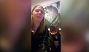 Un chien chante avec sa maîtresse !