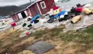 Des habitants en Groenland fuient un tsunami au alors que les vagues emportent d'énormes blocs de glace
