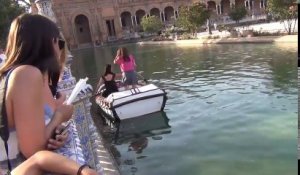Deux touristes empotées en grosse galère avec leur barque rament mais seulement au sens figuré