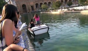 Deux femmes ne savent pas comment utiliser des rames pour avancer dans une barque !