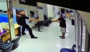 Un policier fait un gros câlin pour arrêter un homme armé d'un couteau