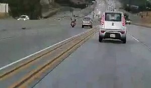 Accident spectaculaire en Californie entre une moto et une voiture