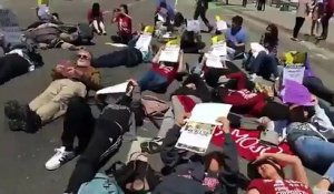 Un motard conduit à travers des manifestants anti-Trump allongés au sol