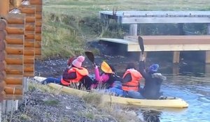 Des touristes tentent de faire du kayak