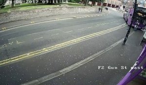 Un homme frappé par un grand bus dans le dos
