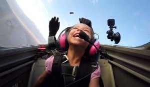 Une petite fille conduit un avion avec son papa !