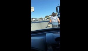 Cette femme va sauver un poulet perdu sur l'autoroute