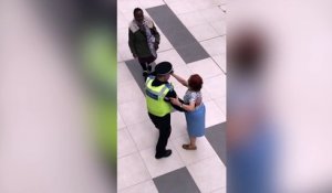 Un agent de police danse avec une vieille dame dans un centre commercial !