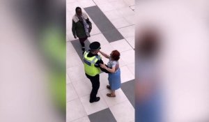 Quand un policier danse avec un mamie... Bonne ambiance