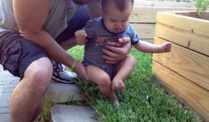 Ce bébé aveugle et sourd touche l'herbe pour la première fois !