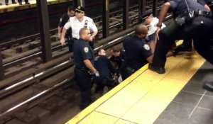 Un policier s'ouvre le crâne en poursuivant un homme sur la voie du métro