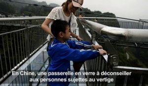 En Chine, une passerelle vertigineuse en verre défie les records