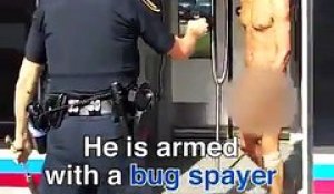 Un homme nu armé d'un spray anti-insectes se fait taser