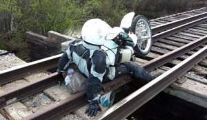 Un motard se retrouve coincé sur une voie ferrée