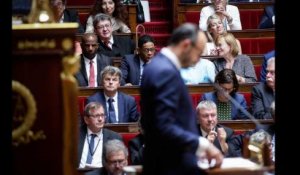 Jean-Luc Mélenchon raillé à l'Assemblée nationale pour sa cravate (vidéo)