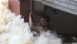 Chine: l'incroyable sauvetage d'un homme piégé par les inondations