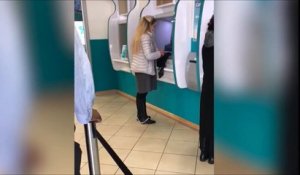 Cette femme va perdre son string au distributeur de billets...