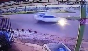 Une chauffard en fuite perd le controle de sa voiture et provoque un accident terrible