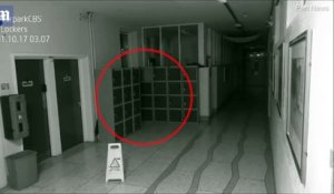 Cette séquence terrifiante montre un fantôme filmé dans une école en Irlande