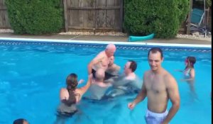 Un papi de 79 ans fait un backflip dans une piscine