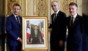 Le portrait d'Emmanuel Macron pourrait coûter cher aux mairies