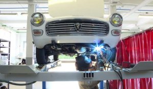 Aux ateliers Peugeot, on peut restaurer sa voiture de collection