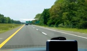 Un automobiliste filme un avion se poser sur une autoroute