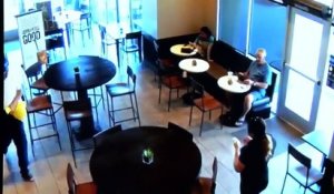 Un client colle une raclée à un braqueur de Starbucks