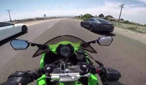 Un motard se fait ridiculiser par deux Tesla