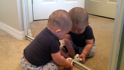 Ce Bebe S Est Fait Peur Avec Son Propre Reflet Sur Orange Videos