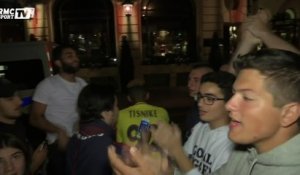 Les supporters du PSG fêtent l'arrivée de Neymar