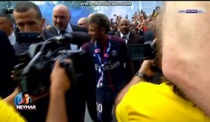 Neymar fait ses premiers pas devant les fans au Parc des Princes ! (2eme partie)