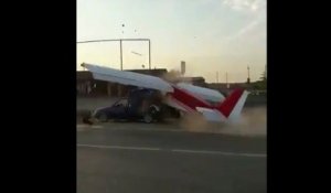 Crash d'un avion décollant depuis une route.
