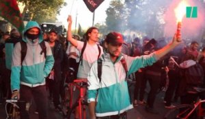 À Paris, les livreurs Deliveroo manifestent contre leur employeur