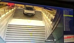 Une conductrice se trompe d'entrée de parking et c'est la catastrophe!