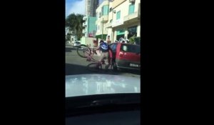Un homme tellement ivre percute une voiture avec son vélo ! LOL